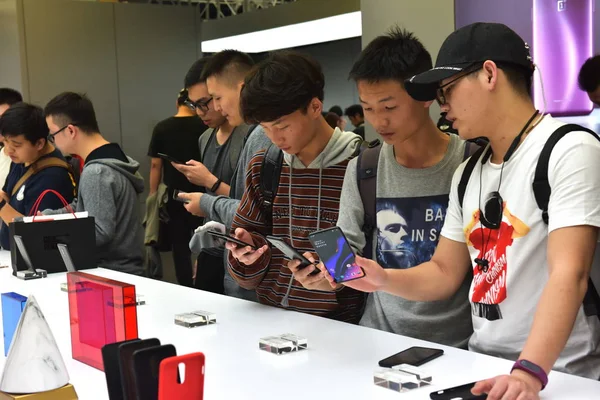 Besucher Testen Oneplus Smartphones Bei Der Launch Veranstaltung Der Stadt — Stockfoto