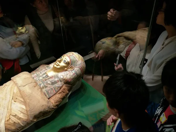 Мумия Золотой Маске Древнего Египта Экспонируется Выставке Названием Земля Фараонов — стоковое фото