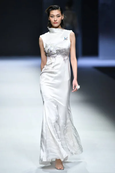 Model Displays New Creation Fashion Show Deng Zhaoping China Fashion — Stock Photo, Image