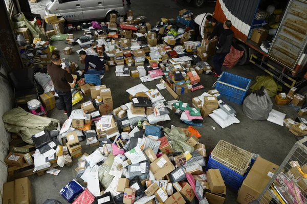 Trabajadores Chinos Clasifican Paquetes Mayoría Los Cuales Son Compras Línea —  Fotos de Stock