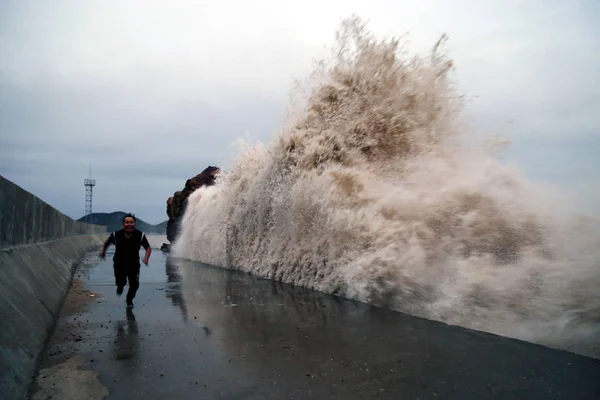 Chinese Tourist Runs Away Tidal Bores Caused Strong Wind Typhoon — Stock Photo, Image