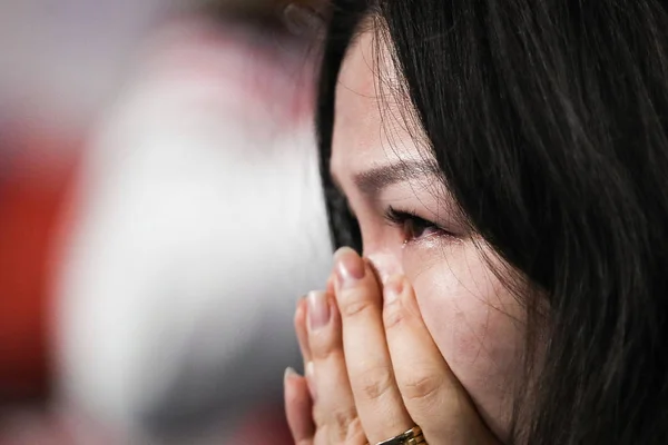 2018年10月13日 在中国上海举行的劳力士上海网球大师赛男子单打半决赛中 瑞士的罗杰 费德勒在男单半决赛中被克罗地亚的博尔纳 科里奇击败后 一位女球迷哭泣 — 图库照片