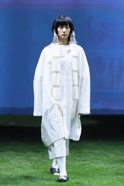 2018年10月11日 在中国上海举行的上海时装周 Spring 2019 夏季上海时装秀上 一位模特展示了新的创意 — 图库照片