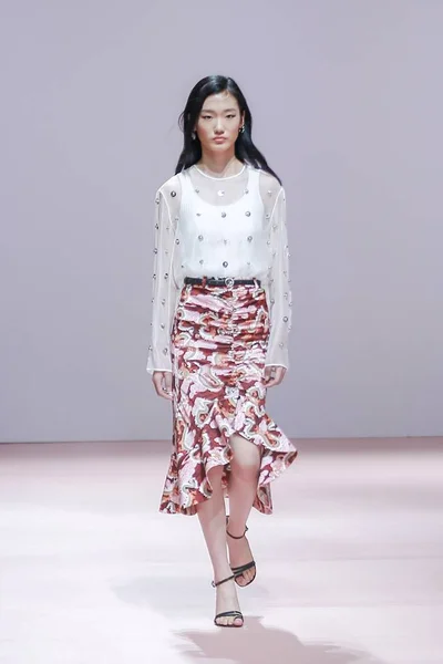 Modell Visar Skapelse Modevisning Doublove Shanghai Fashion Week Vår Sommar — Stockfoto