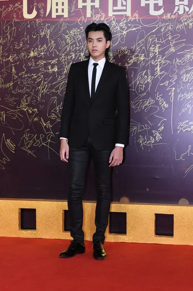 中国の歌手および俳優クリス呉または呉 Yifan ポーズ 中国で第 回授賞式 フィルム賞のため 2018 日に赤いカーペットの上到着 — ストック写真