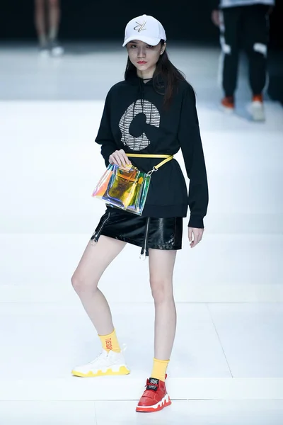 Model Displays New Creation Fashion Show Yrc China Fashion Week — 图库照片