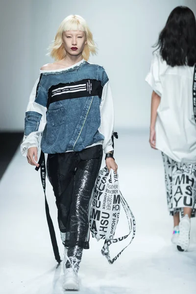 Een Model Toont Een Nieuwe Creatie Fashion Show Van Mei — Stockfoto
