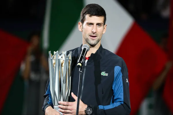 Novak Djokovic Sérvia Segurando Seu Troféu Campeão Fala Depois Derrotar — Fotografia de Stock