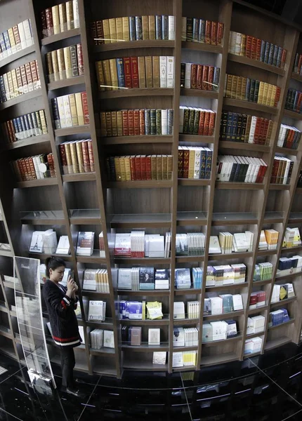 Clienti Leggono Libri Presso Libreria Zhongshuge Ispirati Residenti Locali Causa — Foto Stock