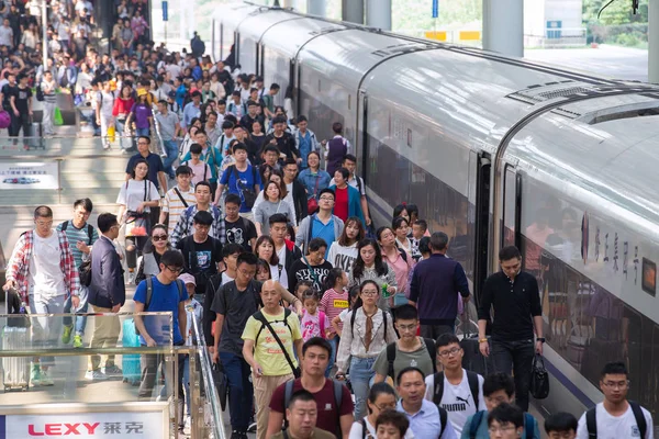 Turistas Pasajeros Chinos Caminan Bordo Trenes Durante Las Vacaciones Del —  Fotos de Stock