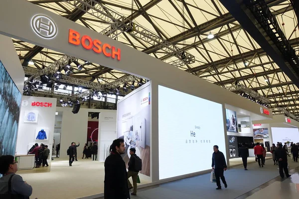 Gente Visita Stand Bosch Durante Una Exposición Shanghai China Marzo — Foto de Stock