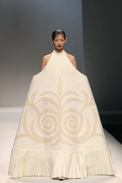 Model Displays New Creation Fashion Show Niu China Fashion Week — ストック写真