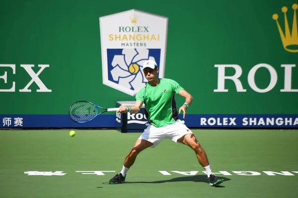 オーストラリアのマシュー Ebden 2018 上海でロレックス上海マスターズ 2018 テニスのトーナメント中に男子シングルスの彼らの最初のラウンドの試合でアメリカ合衆国のフランシス Tiafoe へのショットを返します — ストック写真