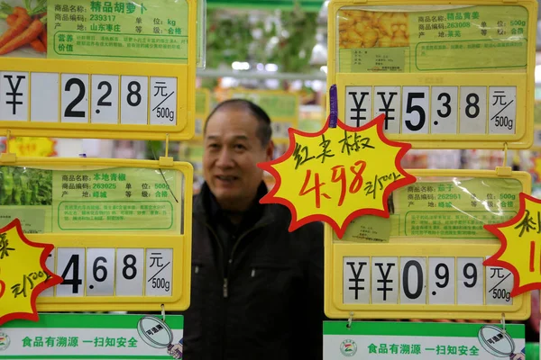 Çin Doğusundaki Shandong Eyaletinin Zaozhuang Şehrinde Bir Süpermarkette Sebze Alışverişi — Stok fotoğraf