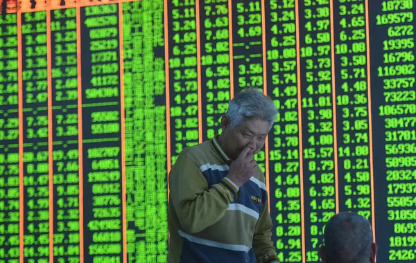 Investidor Chinês Preocupado Passa Por Uma Tela Exibindo Preços Ações — Fotografia de Stock