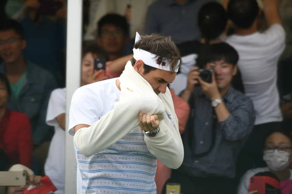 Szwajcarski Tenis Gwiazda Roger Federer Bierze Udział Sesji Szkoleniowej Ramach — Zdjęcie stockowe