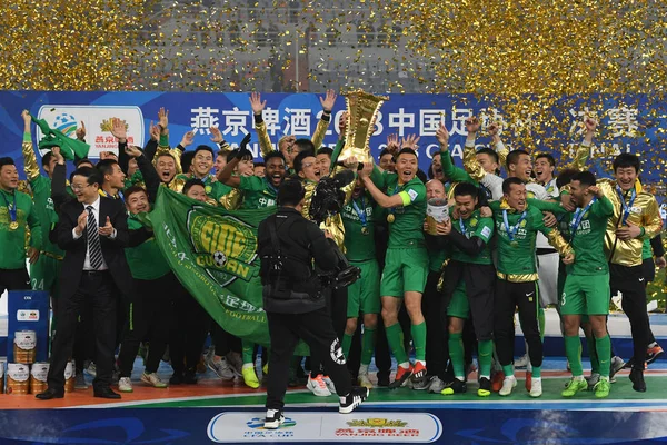 Spelare Beijing Sinobo Guoan Håll Pokalen Att Fira Efter Att — Stockfoto