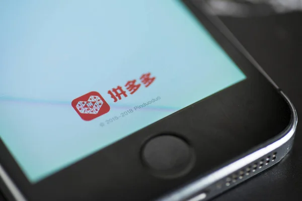 Chinese Mobile Phone User Uses Mobile App Chinese Online Group — Stock Photo, Image