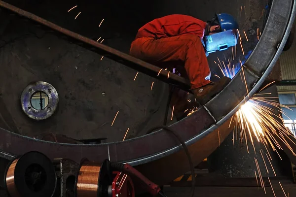 Trabalhador Chinês Examina Produção Aço Uma Fábrica Dongbei Special Steel — Fotografia de Stock