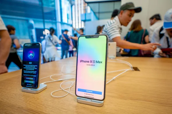 Los Teléfonos Inteligentes Iphone Iphone Max Apple Muestran Una Apple — Foto de Stock