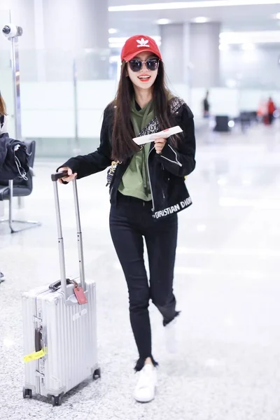 Chanteuse Hong Kong Angelababy Est Photographiée Aéroport International Shanghai Hongqiao — Photo