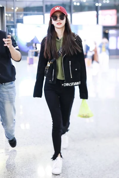 Hong Kong Sångare Angelababy Avbildas Shanghai Hongqiao International Airport Shanghai — Stockfoto