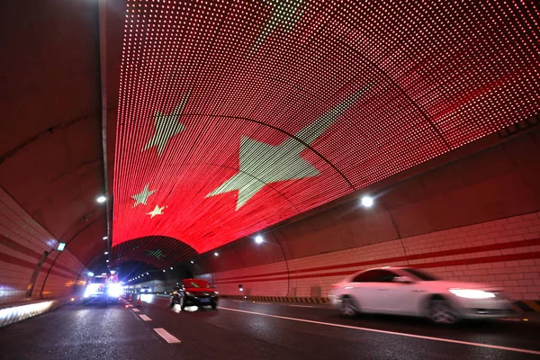 Los Coches Pasan Bajo Bandera Nacional China Túnel New Lang — Foto de Stock