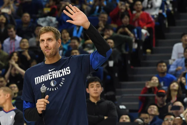 Dirk Nowitzki Van Dallas Mavericks Golven Aan Toeschouwers Voor Shanghai — Stockfoto