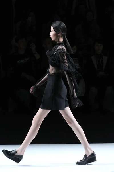 Modelo Muestra Una Nueva Creación Desfile Moda Honrn Tang Guanyi —  Fotos de Stock