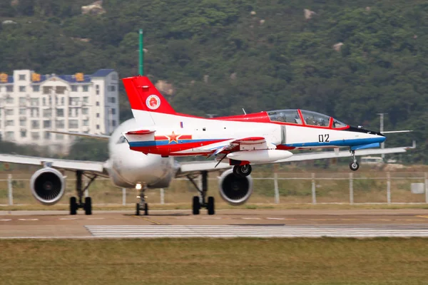中国的 飞机来自 特技飞行队 意思是中国人民解放军空军的红鹰 在第十二届中国国际航空航天展览会 也被称为2018年中国航空展 之前在 — 图库照片