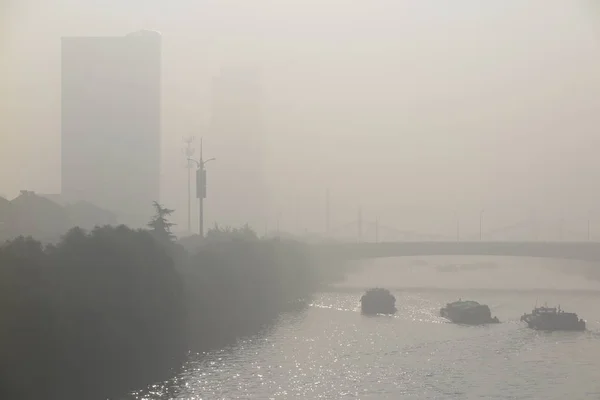 Barcos Viajan Por Río Una Fuerte Niebla Ciudad Wuxi Provincia —  Fotos de Stock