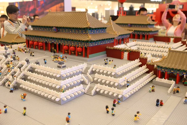 2018年10月5日 在中国上海展出的用乐高积木制成的故宫博物院 又称紫禁城 的模型 — 图库照片