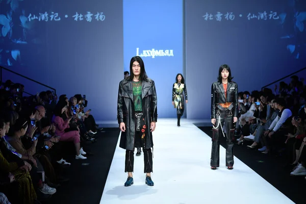 モデルは 2018 中国の北京で中国ロンドンファッションウィークの春 2019年中悪魔 によって Lasombra のファッションショーの新しい作品を表示します — ストック写真