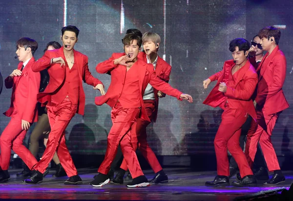 Taiwan Out Miembros Boy Band Surcoreana Shinhwa Tocan Durante Concierto —  Fotos de Stock