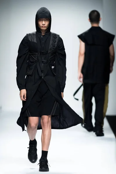 Modell Visar Skapelse Modevisning Gnak Den Shanghai Fashion Week Vår — Stockfoto