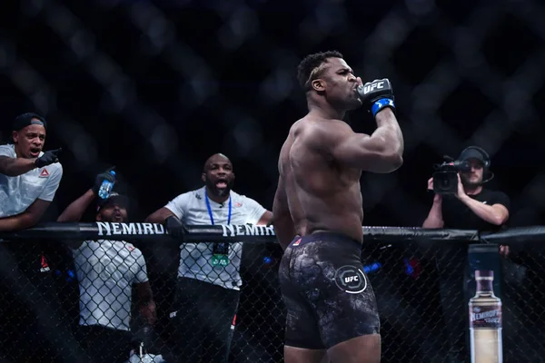 Francis Ngannou Camerún Francia Guantes Azules Reacciona Contra Curtis Blaydes — Foto de Stock