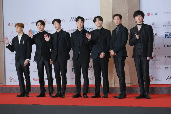 Mitglieder Der Südkoreanischen Boygroup Posierten Bei Ihrer Ankunft Auf Dem — Stockfoto