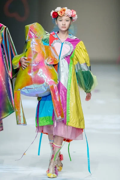 Модель Демонстрирует Новое Творение Модном Показе Leaf Xia Время Шанхайской — стоковое фото