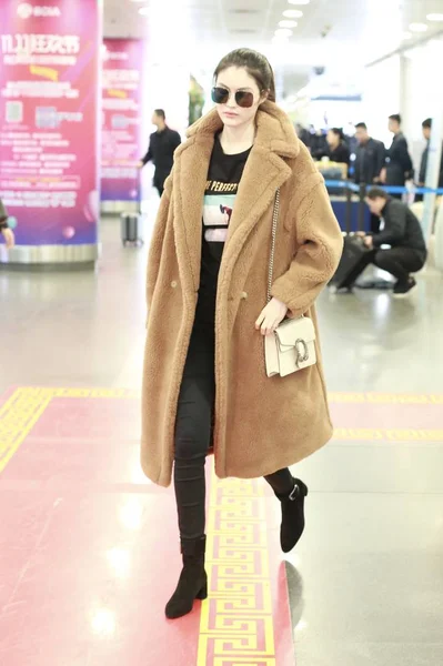 中国超级名模何瑞身穿麦克斯 泰迪熊图标外套 于2018年11月30日抵达北京首都国际机场 — 图库照片