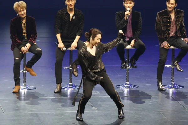 Mitglieder Der Südkoreanischen Boygroup Super Junior Bei Der Präsentation Ihres — Stockfoto