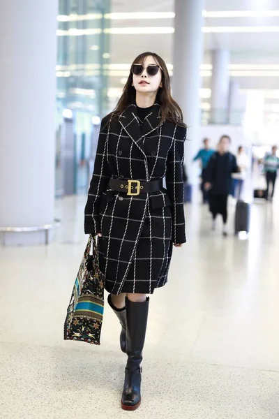 Actriz Hong Kong Angelababy Llega Aeropuerto Internacional Shanghai Hongqiao Antes —  Fotos de Stock