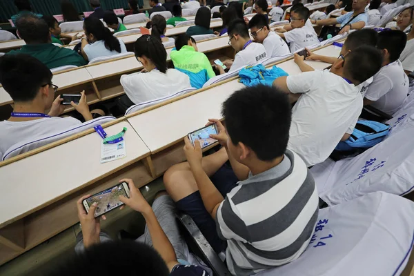Estudantes Escola Primária Jogam Videogames Smartphones Uma Cerimônia Abertura Competição — Fotografia de Stock