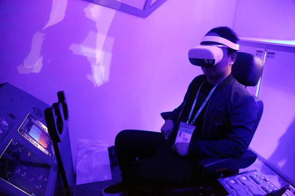 Visitante Usa Dispositivo Realidade Virtual Para Experimentar Super Hub Memphis — Fotografia de Stock