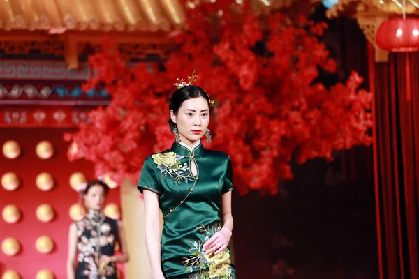 Модель Демонстрирует Традиционное Китайское Свадебное Платье Тематическом Свадебном Шоу История — стоковое фото