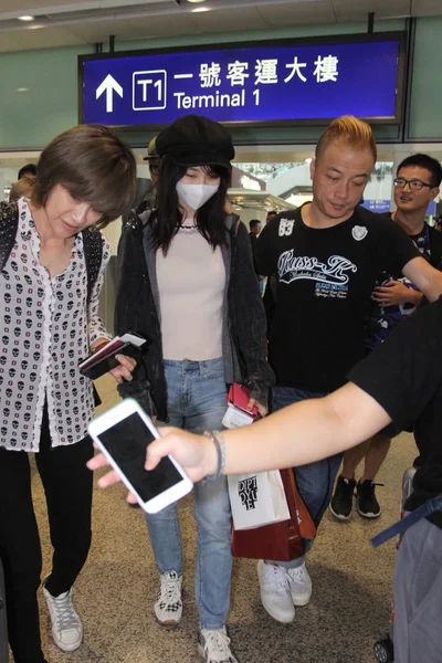 Japanilaisten Idolitytöryhmien Kashiwagi Yuki Akb48 Kuvassa Hongkongin Kansainväliselle Lentokentälle Saapumisen — kuvapankkivalokuva