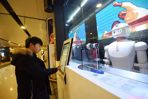Robot Inteligente Sirve Con Leche Los Clientes Una Tienda Con —  Fotos de Stock