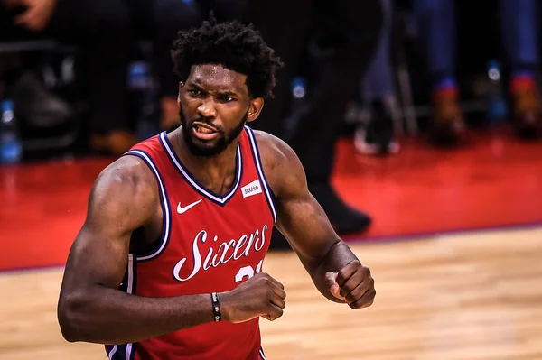 Joel Embiid Van Philadelphia 76Ers Reageert Als Tegen Dallas Mavericks — Stockfoto