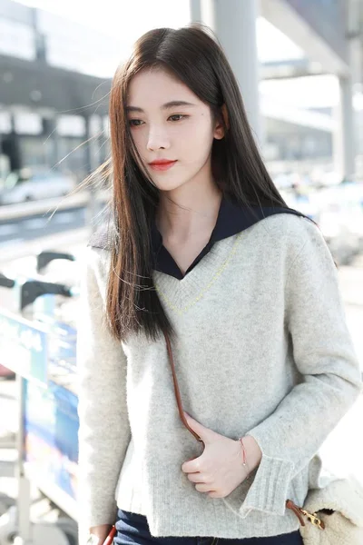 Chinese Zangeres Actrice Jingyi Arriveert Bij Shanghai Hongqiao International Airport — Stockfoto