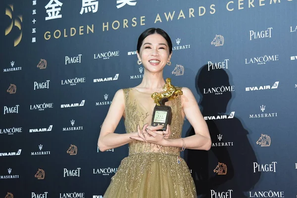 Actriz Teatral Taiwanesa Hsieh Ying Xuan Posa Con Trofeo Mejor — Foto de Stock