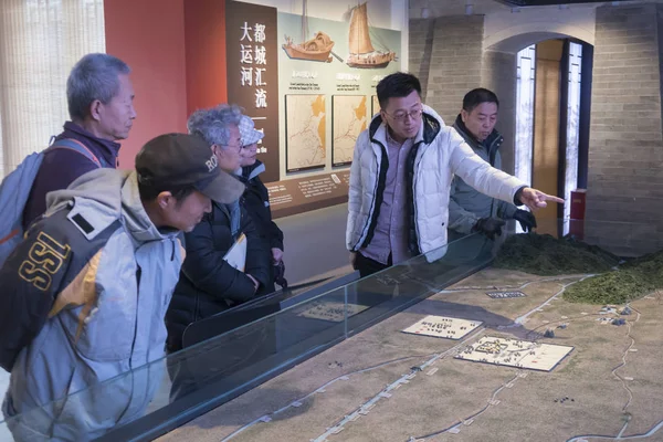 Menschen Besuchen Das Gedenkmuseum Von Guo Shoujing Chinesischer Astronom Und — Stockfoto